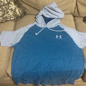 Men’s under armor shirt sleeve hooded tee